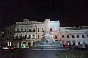 Ночью в Одессе снесли памятники Екатерине II и Суворову