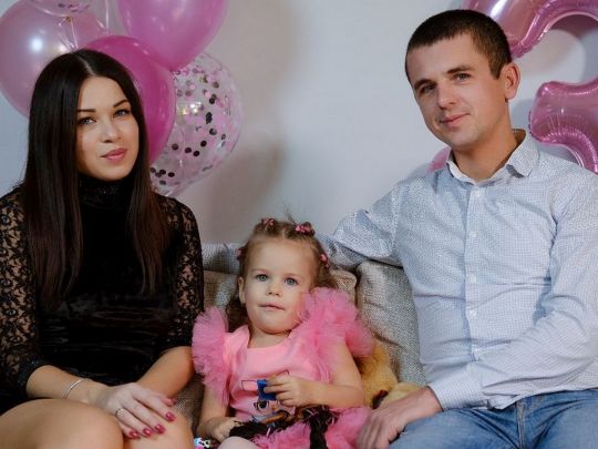 «Дуже боялась, що ми з донькою опинимось в руках окупантів і вони шантажуватимуть нами мого чоловіка»: щемлива історія родини захисника Маріуполя