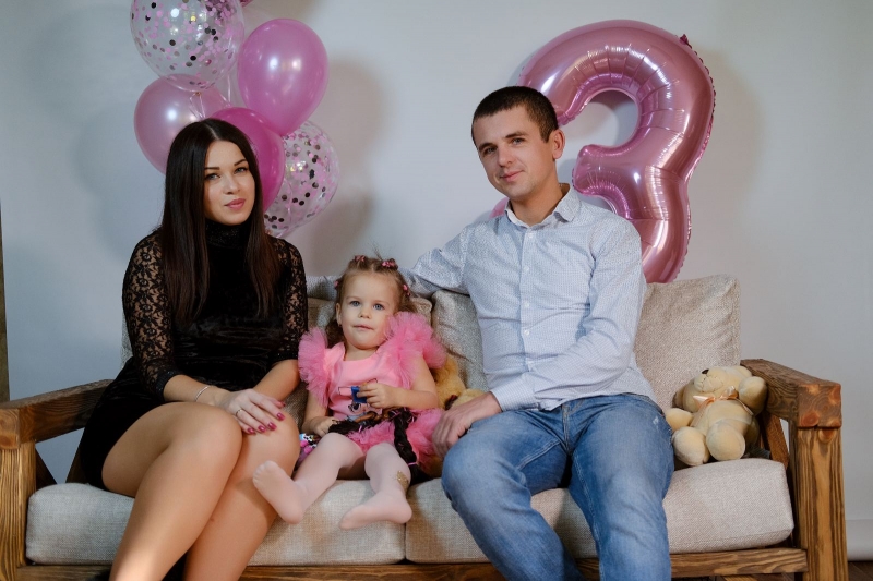 «Дуже боялась, що ми з донькою опинимось в руках окупантів і вони шантажуватимуть нами мого чоловіка»: щемлива історія родини захисника Маріуполя