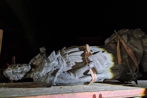 Ночью в Одессе снесли памятники Екатерине II и Суворову