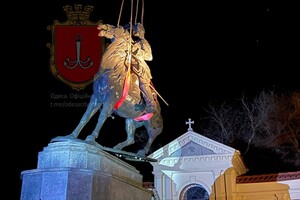 Ночью в Одессе снесли памятники Екатерине II и Суворову
