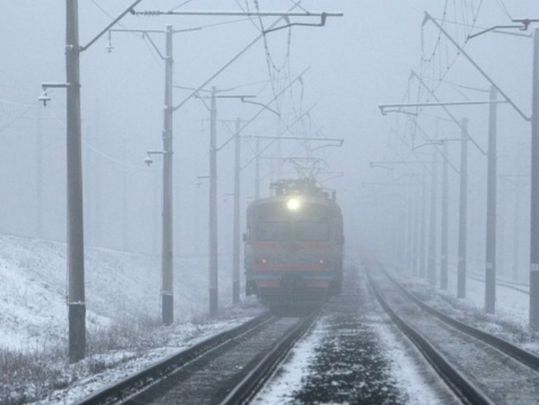 Знеструмлення та зледеніння контактної мережі: українців попередили про затримку потягів через негоду
