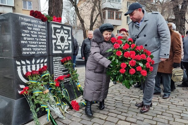 Гасили марку и возлагали цветы: одесситы почтили память жертв Холокоста 