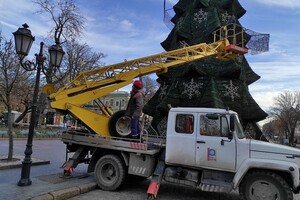 Конец праздника: c Дерибасовской убирают новогоднюю елку 