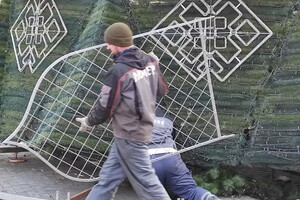 Конец праздника: c Дерибасовской убирают новогоднюю елку 