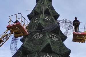 Конец праздника: c Дерибасовской убирают новогоднюю елку 