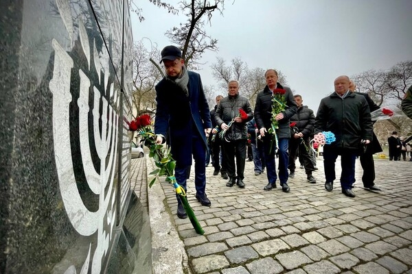 Гасили марку и возлагали цветы: одесситы почтили память жертв Холокоста 