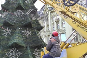 Конец праздника: c Дерибасовской убирают новогоднюю елку 
