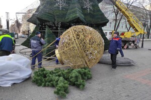 Конец праздника: c Дерибасовской убирают новогоднюю елку 