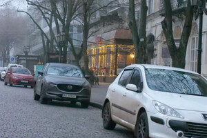 Дерибасовская превратилась в парковку