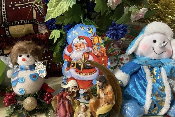Пенсионерка из Черноморска сделала полсотни снеговиков для ВСУ (фото)