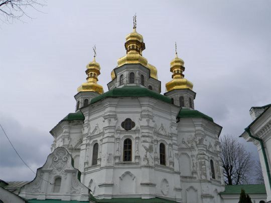Чотири архієпископи та п'ять митрополитів: Зеленський призупинив українське громадянство ієрархів УПЦ (перелік)