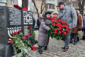 Гасили марку и возлагали цветы: одесситы почтили память жертв Холокоста 