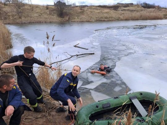 На Волині співробітники ДСНС, ризикуючи життям, врятували двох дітей, третю дитину — не змогли (фото)