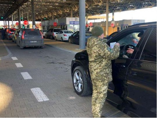 «Ніде не прописано»: юрист пояснив, чи будуть повертати в Україну з-за кордону чоловіків призовного віку