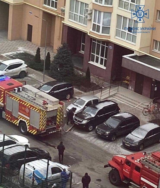Під Києвом палала квартира на 5-поверсі, а рятувальники не могли дістатися будинку через щільно припарковані авто (відео)