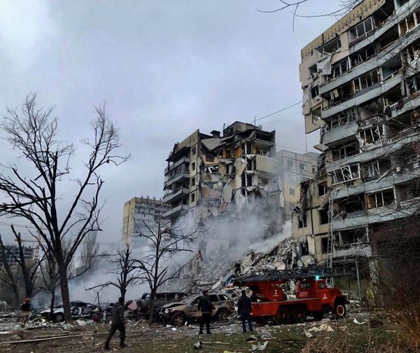 Ракетний обстріл України: росіяни влучили в багатоквартирний будинок у Дніпрі