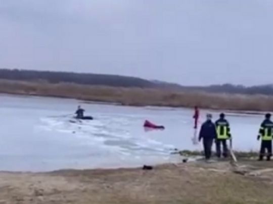 Трагедія на Росі: з чотирьох дітей, що провалилися під лід, врятували лише двох (відео)