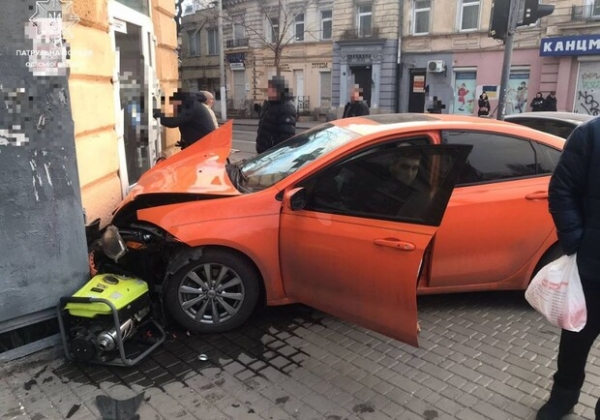 На Канатной автомобиль влетел в здание аптеки