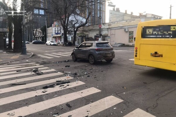 На Канатной автомобиль влетел в здание аптеки