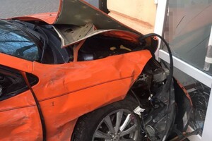 На Канатной автомобиль влетел в здание аптеки