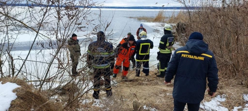 Десятки рибалок врятовано на Дніпрі з крижин, що відкололися (фото, відео)