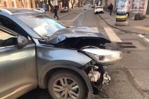 На Канатной автомобиль влетел в здание аптеки