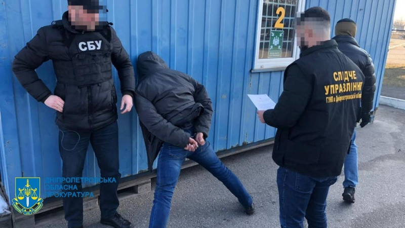 Імітували смертельну ДТП та вимагали 8 тисяч доларів: в Дніпрі затримали банду вимагачів