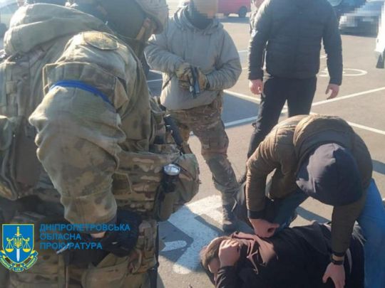 Імітували смертельну ДТП та вимагали 8 тисяч доларів: в Дніпрі затримали банду вимагачів