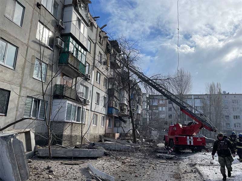 Окупанти обстріляли Донецьку область: у Покровську зруйновано під’їзд багатоповерхівки, двох людей поранено