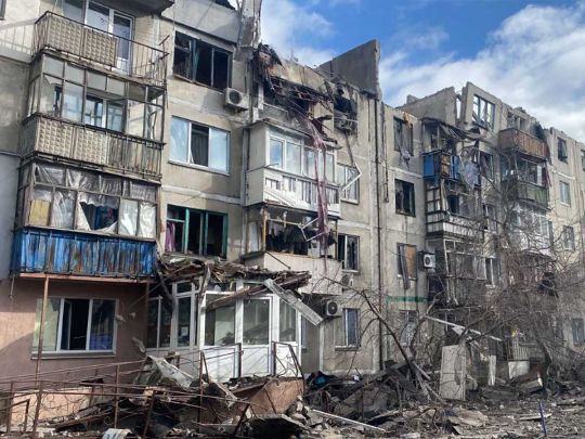Окупанти обстріляли Донецьку область: у Покровську зруйновано під’їзд багатоповерхівки, двох людей поранено