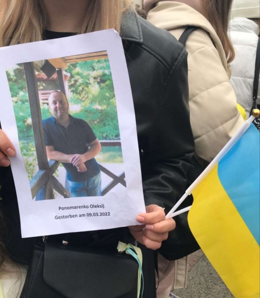 Про роковини російського вторгнення мешканцям Німеччини нагадали портретами вбитих українців (фото)