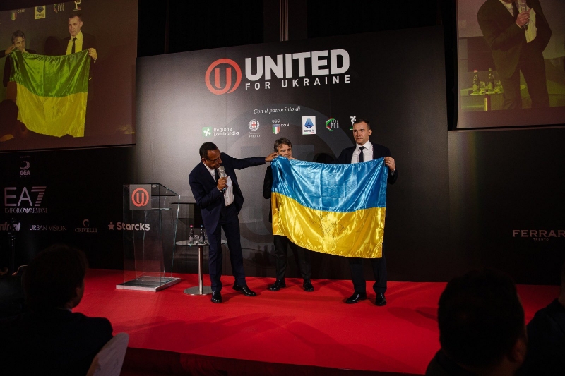 Шевченко продав прапор України з автографом Зеленського за великі гроші (фото)