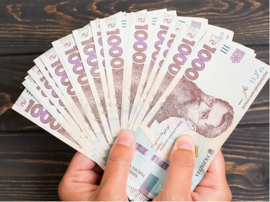 Українцям почали виплачувати гроші від чеської гуманітарної організації: як отримати 6600 грн