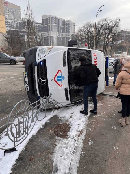 У Києві джип влетів у «швидку»: машина медиків перекинулася (фото, відео)