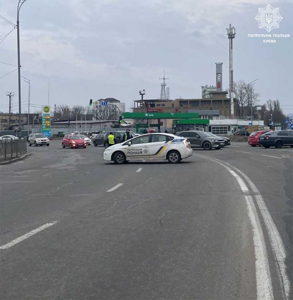 У Києві горить підприємство в Подільському районі