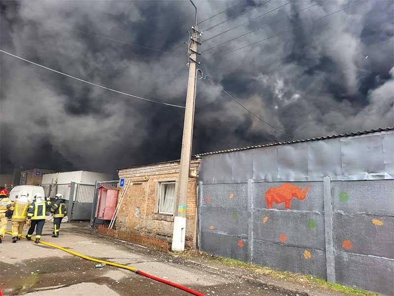 У Києві горить підприємство в Подільському районі
