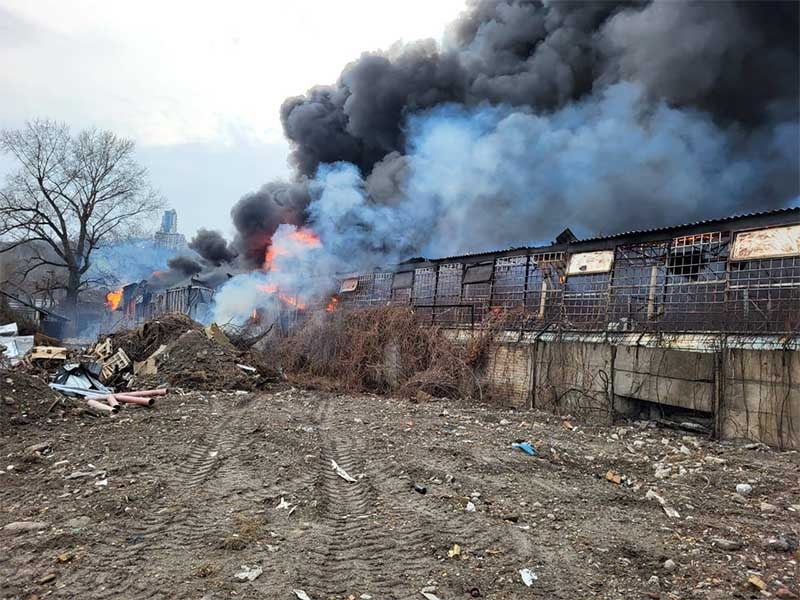 У Києві горить підприємство в Подільському районі