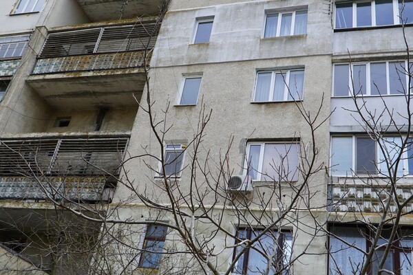 Глава Одесской ОВА недоволен ремонтом пострадавшей от обстрела многоэтажки в Сергеевке: причина