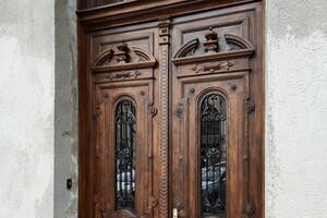 Одесситы сами восстановили старинную дверь в доме Фельдмана