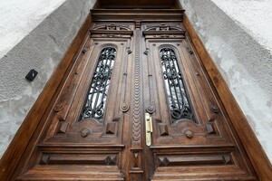 Одесситы сами восстановили старинную дверь в доме Фельдмана