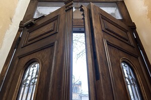 Одесситы сами восстановили старинную дверь в доме Фельдмана