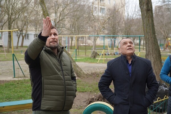 Глава Одесской ОВА недоволен ремонтом пострадавшей от обстрела многоэтажки в Сергеевке: причина