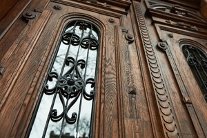 Одесситы сами восстановили старинную дверь в доме Фельдмана