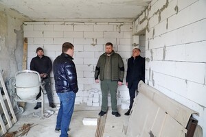 Глава Одесской ОВА недоволен ремонтом пострадавшей от обстрела многоэтажки в Сергеевке: причина