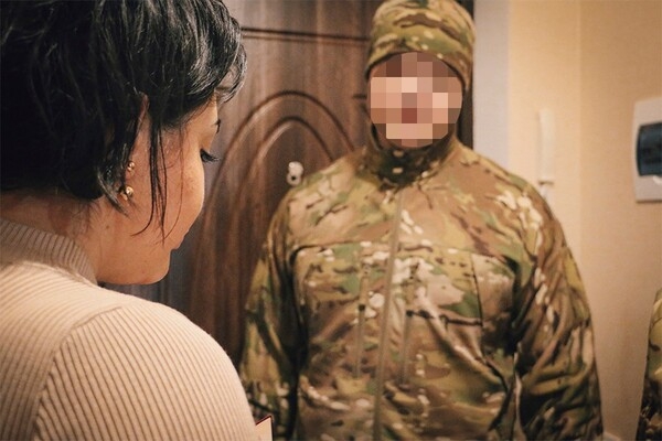 В Одесской области побратимы погибшего нацгвардейца вручили его жене орден "За мужество"