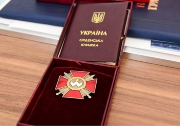 Глава Одесской ОВА наградил семью погибшего защитника Украины орденом