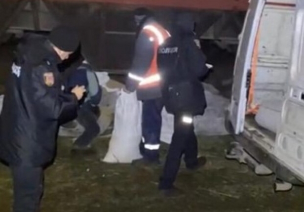 Под Одессой два работника железой дороги воровали зерно из вагонов 