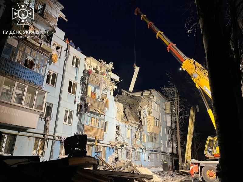 Рятувальники знайшли тіла 10 загиблих внаслідок обстрілу Запоріжжя 2 березня, розбір завалів продовжується (фото)