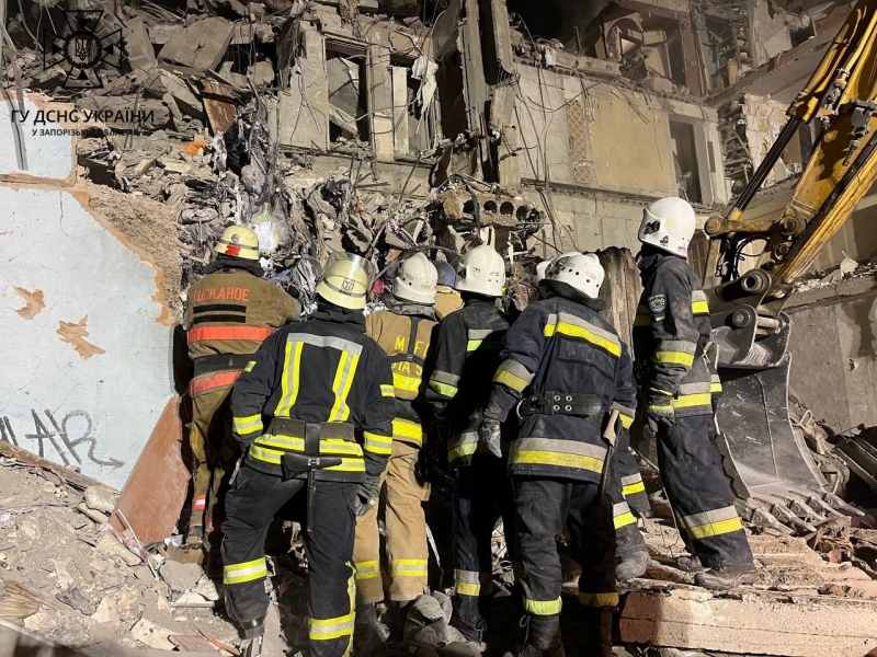 Рятувальники знайшли тіла 10 загиблих внаслідок обстрілу Запоріжжя 2 березня, розбір завалів продовжується (фото)